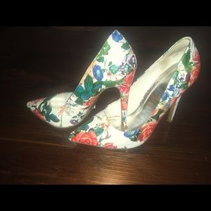 Hot Tomato flower heels size 10.